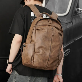 Mochila Executiva em Couro Marcanzzi Amsterdam MZ073 com visual elegante, organização funcional e acabamento premium para rotina profissional.
