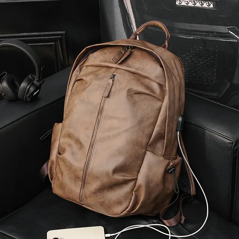 Mochila Executiva em Couro Marcanzzi Amsterdam MZ073 com visual elegante, organização funcional e acabamento premium para rotina profissional.