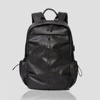 Mochila Executiva em Couro Marcanzzi Amsterdam MZ073 com visual elegante, organização funcional e acabamento premium para rotina profissional.