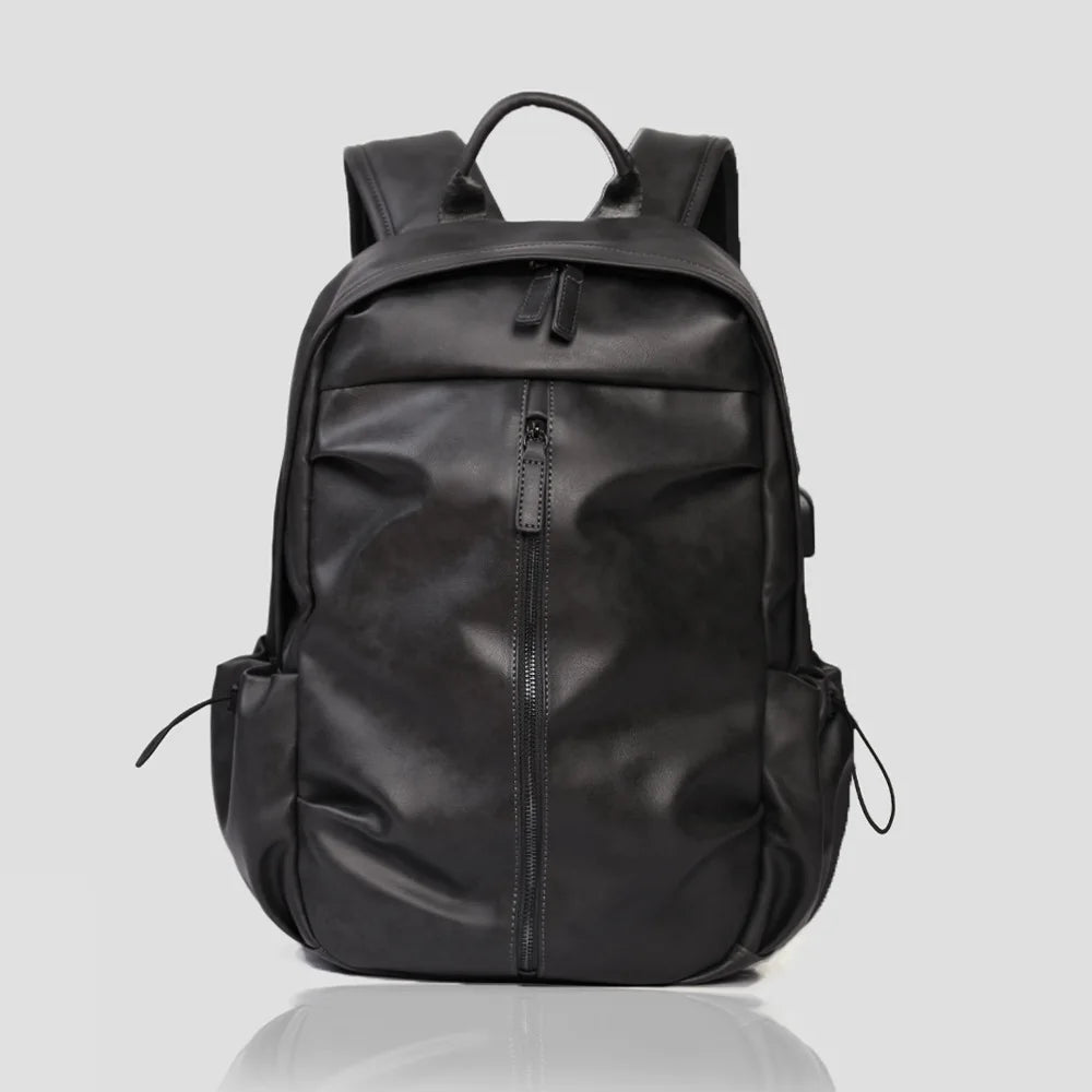 Mochila Executiva em Couro Marcanzzi Amsterdam MZ073 com visual elegante, organização funcional e acabamento premium para rotina profissional.