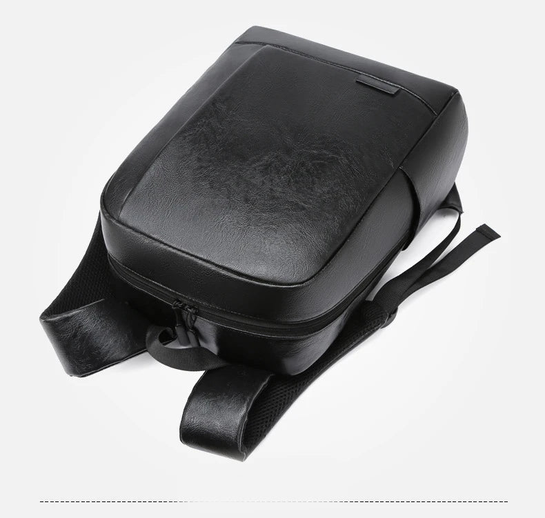 Mochila Executiva em Couro Marcanzzi Munich MZ075 com acabamento refinado e design moderno para profissionais que valorizam elegância e organização.