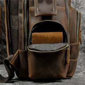 Mochila Executiva em Couro Marcanzzi Retrô MZ071, elegante e funcional, com compartimentos ideais para o dia a dia executivo moderno.