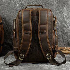Mochila Executiva em Couro Marcanzzi Retrô MZ071, elegante e funcional, com compartimentos ideais para o dia a dia executivo moderno.