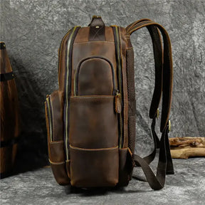 Mochila Executiva em Couro Marcanzzi Retrô MZ071, elegante e funcional, com compartimentos ideais para o dia a dia executivo moderno.