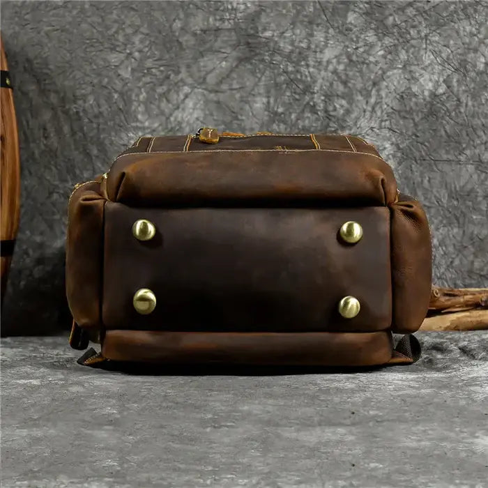 Mochila Executiva em Couro Marcanzzi Retrô MZ071, elegante e funcional, com compartimentos ideais para o dia a dia executivo moderno.