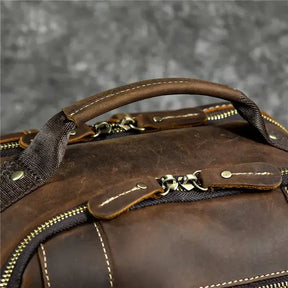Mochila Executiva em Couro Marcanzzi Retrô MZ071, elegante e funcional, com compartimentos ideais para o dia a dia executivo moderno.