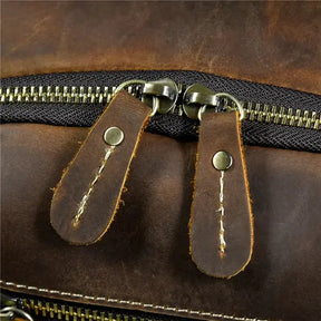 Mochila Executiva em Couro Marcanzzi Retrô MZ071, elegante e funcional, com compartimentos ideais para o dia a dia executivo moderno.