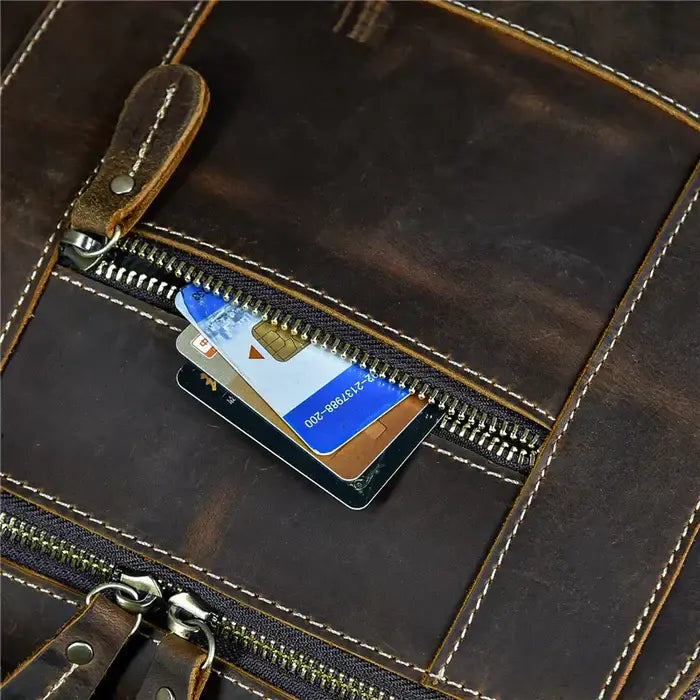 Mochila Executiva em Couro Marcanzzi Retrô MZ071, elegante e funcional, com compartimentos ideais para o dia a dia executivo moderno.