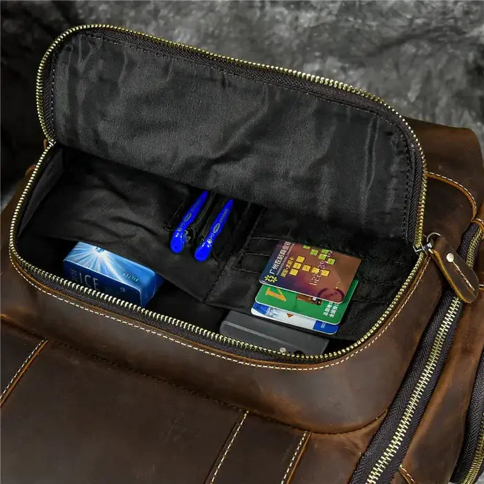 Mochila Executiva em Couro Marcanzzi Retrô MZ071, elegante e funcional, com compartimentos ideais para o dia a dia executivo moderno.