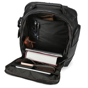 Mochila Executiva em Couro Marcanzzi Retrô MZ071, elegante e funcional, com compartimentos ideais para o dia a dia executivo moderno.