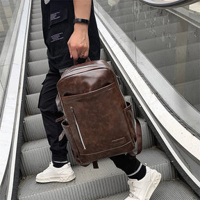 Mochila Executiva Marcanzzi Venice MZ068 em couro sintético de alta qualidade, com compartimentos para notebook, documentos e itens essenciais