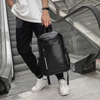 Mochila Executiva Marcanzzi Venice MZ068 em couro sintético de alta qualidade, com compartimentos para notebook, documentos e itens essenciais