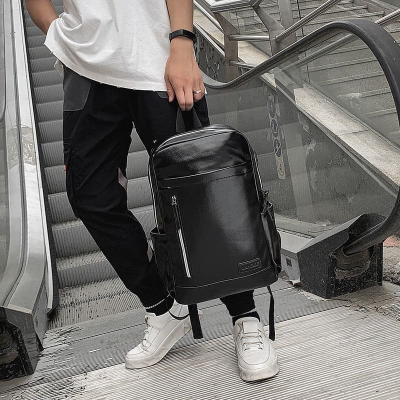 Mochila Executiva Marcanzzi Venice MZ068 em couro sintético de alta qualidade, com compartimentos para notebook, documentos e itens essenciais