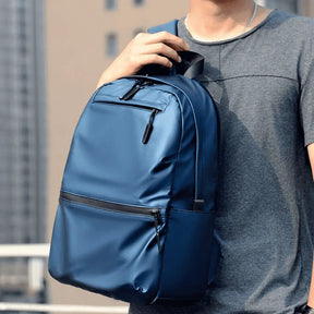 Mochila Executiva Marcanzzi MZ065 confeccionada em material impermeável com compartimento para notebook 15” e espaço para documentos e acessórios pessoais