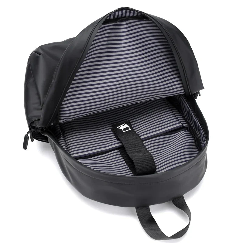 Mochila Executiva Marcanzzi MZ065 confeccionada em material impermeável com compartimento para notebook 15” e espaço para documentos e acessórios pessoais