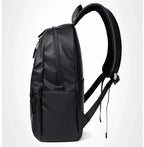 Mochila Executiva Marcanzzi MZ065 confeccionada em material impermeável com compartimento para notebook 15” e espaço para documentos e acessórios pessoais