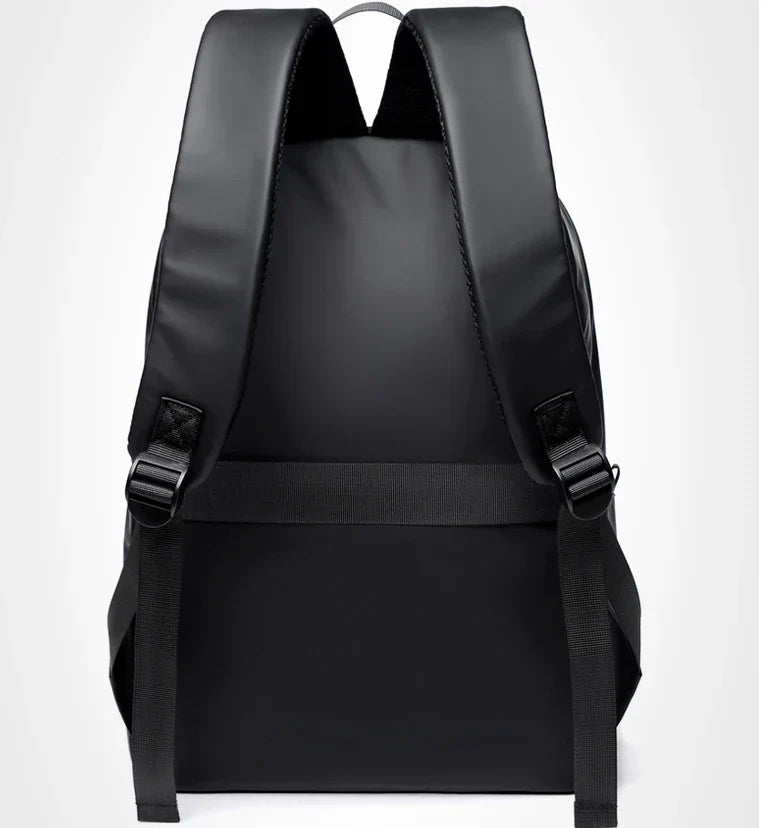 Mochila Executiva Marcanzzi MZ065 confeccionada em material impermeável com compartimento para notebook 15” e espaço para documentos e acessórios pessoais