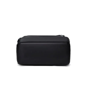 Mochila Executiva Marcanzzi MZ065 confeccionada em material impermeável com compartimento para notebook 15” e espaço para documentos e acessórios pessoais