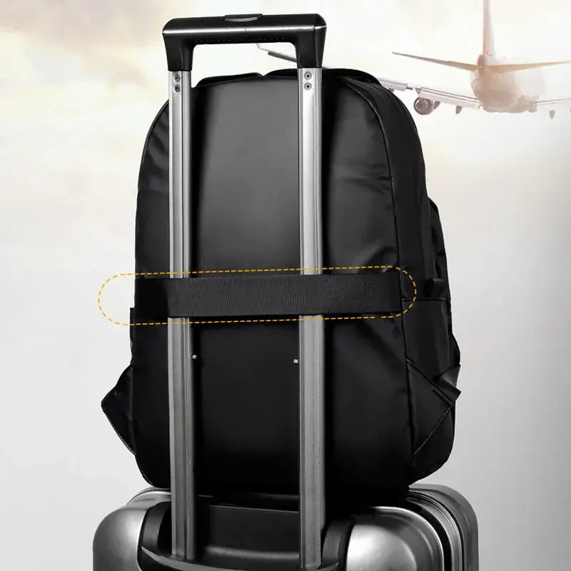 Mochila Executiva Marcanzzi MZ065 confeccionada em material impermeável com compartimento para notebook 15” e espaço para documentos e acessórios pessoais