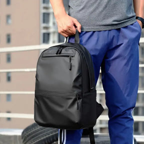 Mochila Executiva Marcanzzi MZ065 confeccionada em material impermeável com compartimento para notebook 15” e espaço para documentos e acessórios pessoais