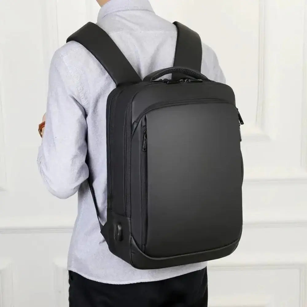 Mochila Executiva Marcanzzi MZ066 com porta USB, tecido impermeável e espaço para notebook 15” – ideal para trabalho, viagens e uso diário
