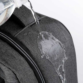 Mochila Executiva Marcanzzi MZ067, notebook 15", impermeável, com porta USB, trava TSA e acabamento premium para profissionais modernos.