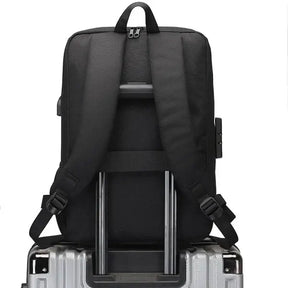 Mochila Executiva Marcanzzi MZ070 com porta USB, trava TSA, estrutura impermeável e compartimento para notebook 15” com design sofisticado