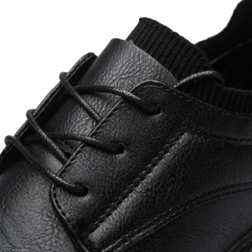 Sapatênis Masculino de Couro Marcanzzi MZ448: elegância e conforto. Couro legítimo, solado antiderrapante, palmilha acolchoada, design moderno e ajuste preciso.