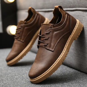 Sapatênis Masculino de Couro Marcanzzi MZ448: elegância e conforto. Couro legítimo, solado antiderrapante, palmilha acolchoada, design moderno e ajuste preciso.