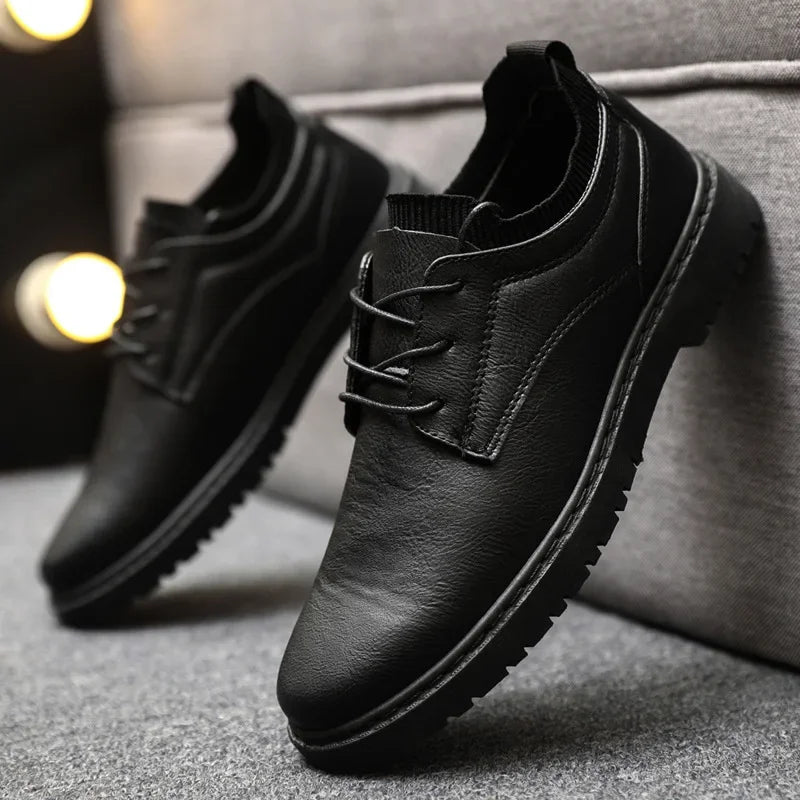 Sapatênis Masculino de Couro Marcanzzi MZ448: elegância e conforto. Couro legítimo, solado antiderrapante, palmilha acolchoada, design moderno e ajuste preciso.