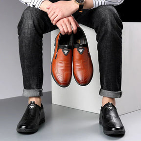 Sapatênis Masculino Marcanzzi MZ447 com design minimalista, solado em borracha e palmilha respirável. Conforto e estilo para uso diário versátil.
