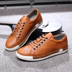 Sapatênis Masculino Prime Marcanzzi MZ446 em couro legítimo, solado antiderrapante, palmilha acolchoada, design elegante, ideal para looks casuais ou formais.
