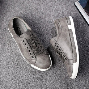 Sapatênis Masculino Prime Marcanzzi MZ446 em couro legítimo, solado antiderrapante, palmilha acolchoada, design elegante, ideal para looks casuais ou formais.