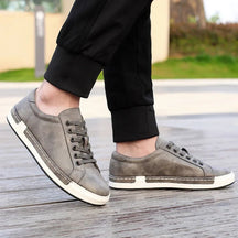 Sapatênis Masculino Prime Marcanzzi MZ446 em couro legítimo, solado antiderrapante, palmilha acolchoada, design elegante, ideal para looks casuais ou formais.