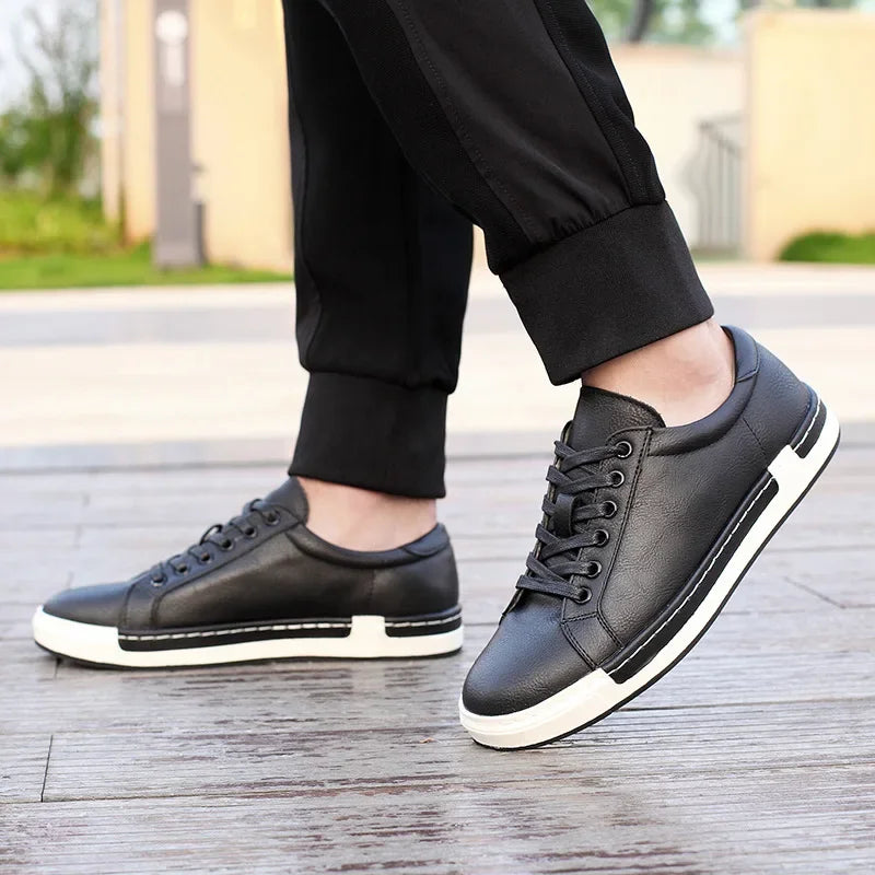Sapatênis Masculino Prime Marcanzzi MZ446 em couro legítimo, solado antiderrapante, palmilha acolchoada, design elegante, ideal para looks casuais ou formais.