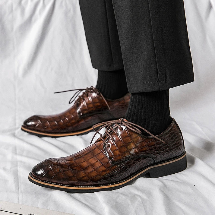 Sapato Masculino Derby em Couro Marcanzzi MZ354 nas cores preto e marrom, com design sofisticado, costura refinada e acabamento lustrado.