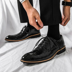 Sapato Masculino Derby em Couro Marcanzzi MZ354 nas cores preto e marrom, com design sofisticado, costura refinada e acabamento lustrado.