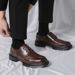 Sapato Masculino Derby Marcanzzi MZ358 em couro premium, solado tratorado de 5 cm. Disponível em preto e marrom. Estilo, conforto e durabilidade.