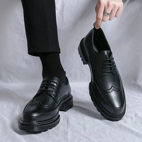 Sapato Masculino Derby Marcanzzi MZ358 em couro premium, solado tratorado de 5 cm. Disponível em preto e marrom. Estilo, conforto e durabilidade.