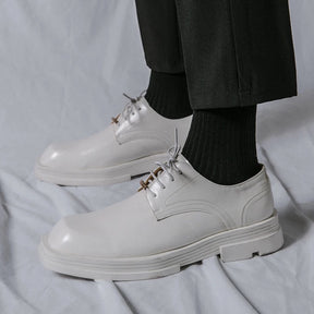 Sapato Masculino Derby Marcanzzi MZ359: couro premium, solado tratorado 5 cm, conforto e estilo moderno. Cores: preto e off white. Ideal para looks urbanos.