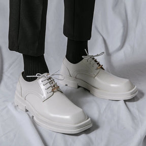 Sapato Masculino Derby Marcanzzi MZ359: couro premium, solado tratorado 5 cm, conforto e estilo moderno. Cores: preto e off white. Ideal para looks urbanos.