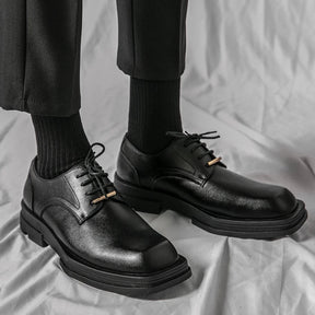 Sapato Masculino Derby Marcanzzi MZ359: couro premium, solado tratorado 5 cm, conforto e estilo moderno. Cores: preto e off white. Ideal para looks urbanos.