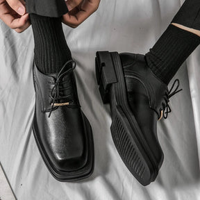 Sapato Masculino Derby Marcanzzi MZ359: couro premium, solado tratorado 5 cm, conforto e estilo moderno. Cores: preto e off white. Ideal para looks urbanos.