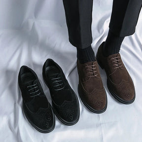 Sapato Masculino Derby Marcanzzi MZ360 em camurça nas cores preto e marrom. Solado tratorado com plataforma de 4 cm para estilo e estabilidade.