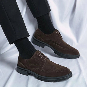 Sapato Masculino Derby Marcanzzi MZ360 em camurça nas cores preto e marrom. Solado tratorado com plataforma de 4 cm para estilo e estabilidade.