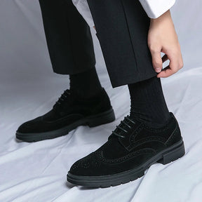 Sapato Masculino Derby Marcanzzi MZ360 em camurça nas cores preto e marrom. Solado tratorado com plataforma de 4 cm para estilo e estabilidade.