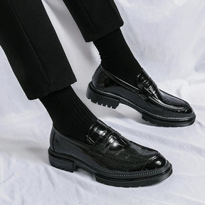 Sapato Masculino Loafer Marcanzzi MZ361 feito em materiais premium, com acabamento impecável e design versátil para elegância em ocasiões formais e casuais.