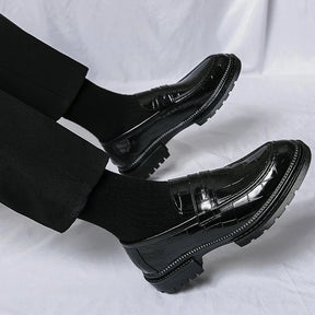 Sapato Masculino Loafer Marcanzzi MZ361 feito em materiais premium, com acabamento impecável e design versátil para elegância em ocasiões formais e casuais.