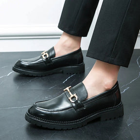 Sapato Masculino Loafer Marcanzzi MZ363 na cor preta com costura dupla e solado vulcanizado. Estilo marcante e aderência para o dia a dia.