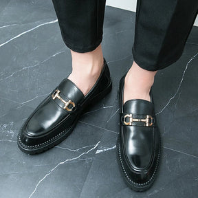Sapato Masculino Loafer Marcanzzi MZ363 na cor preta com costura dupla e solado vulcanizado. Estilo marcante e aderência para o dia a dia.